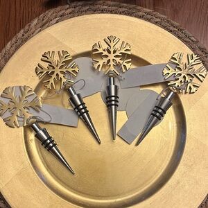 Belk Gold and Silver Snowflake Wine Stoppers
Set of 4
New with tags